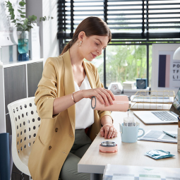 摩飞电器（Morphyrichards） 便携式烧水壶保温电热水杯小型旅行加热杯316不锈钢随行水杯 0.3L MR6060落樱粉