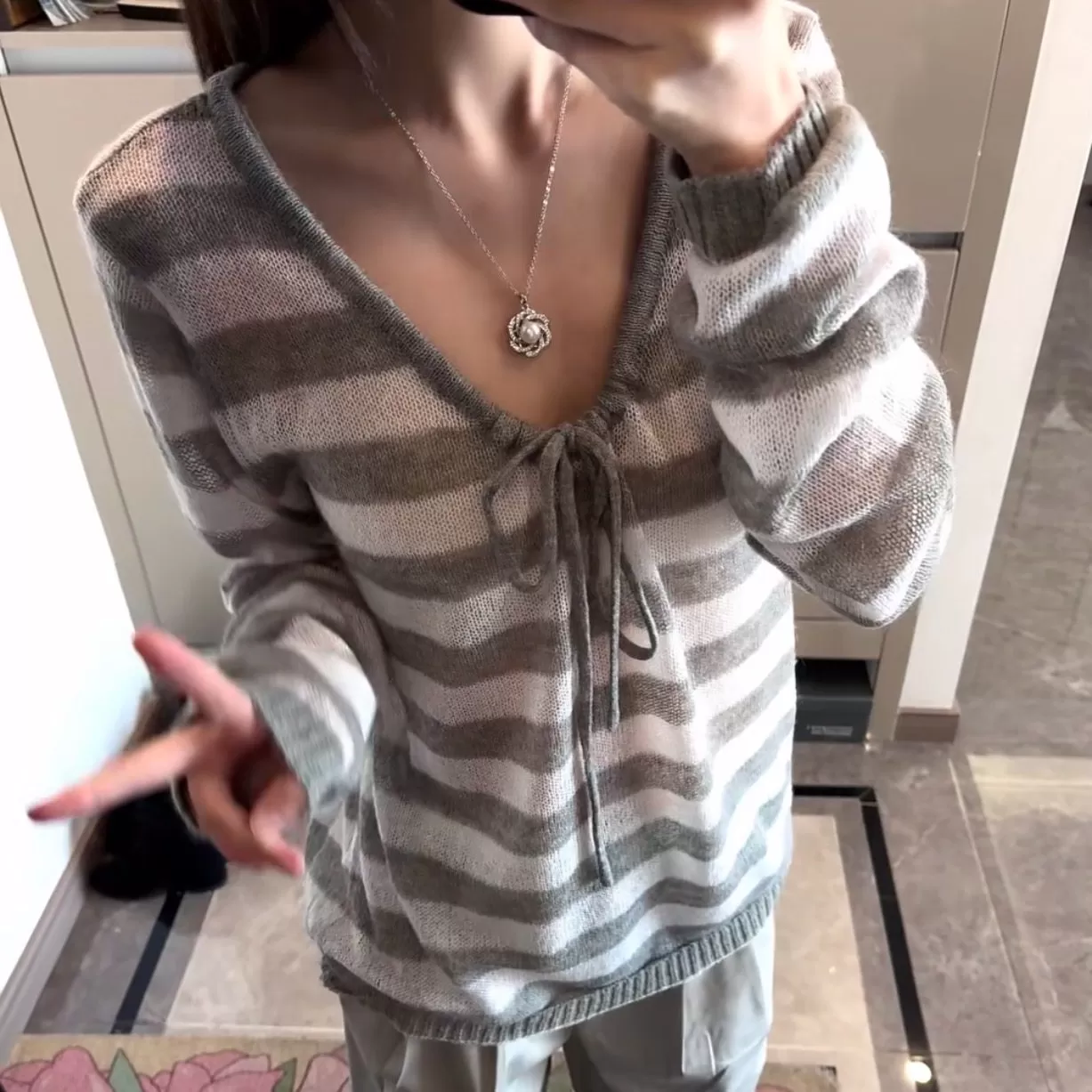 韩国！灰色条纹斜肩防晒针织衫女秋装新款宽松镂空系带罩衫上衣潮