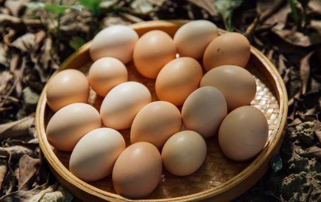 买鸡蛋时，遇到红皮和白皮选哪个？