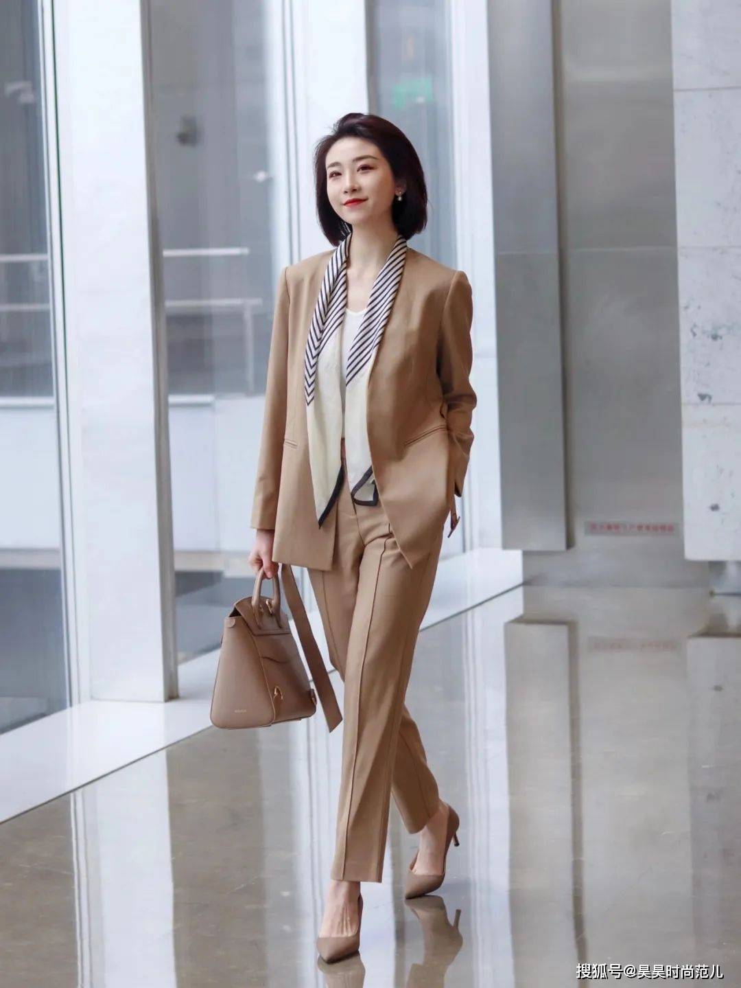 西装+牛仔裤，初夏通勤休闲风穿搭，优雅时尚又显气质