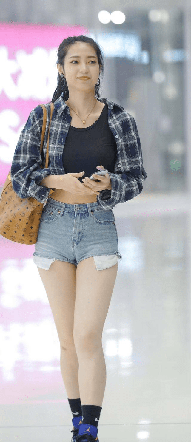 年轻女孩的搭配，牛仔短裤格子衫，青春靓丽风