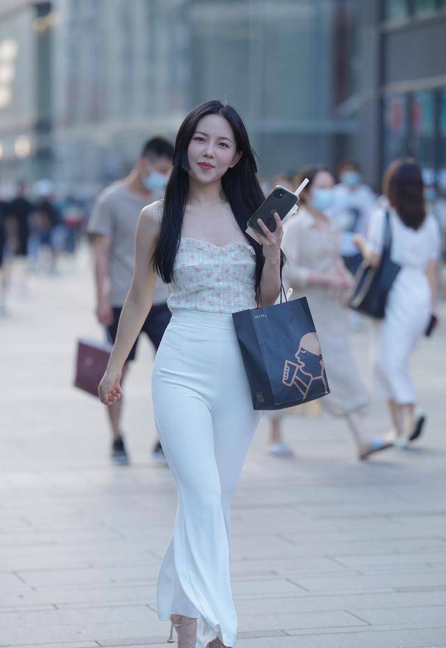 用印花抹胸搭配白色高腰阔腿裤，展现时尚、大方、优雅、知性美