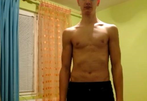 瘦小男子1年健身增重40斤，声称从不使用类固醇，网友质疑真实性