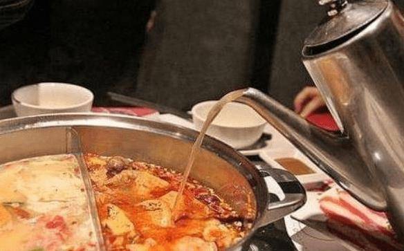 火锅服务员不断询问是否要加汤其实是一种“暗示”技巧