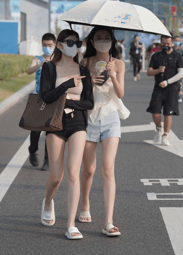 白色拖鞋与多款短裤搭配，带来不同的感觉