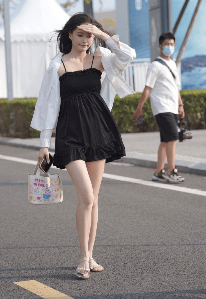高腰黑色吊带裙搭配白色衬衫，散发出清新休闲感，让身材更显高瘦
