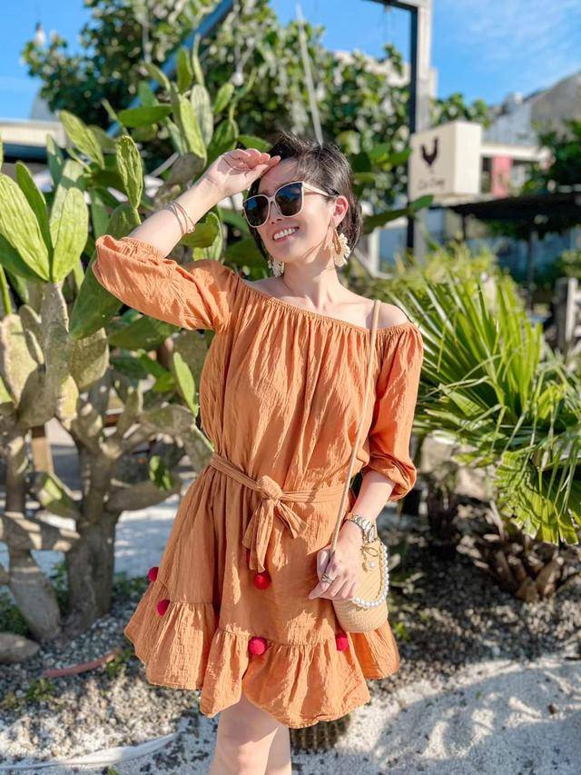 无法形容的吸引力：魅力无限的橘黄露肩短裙