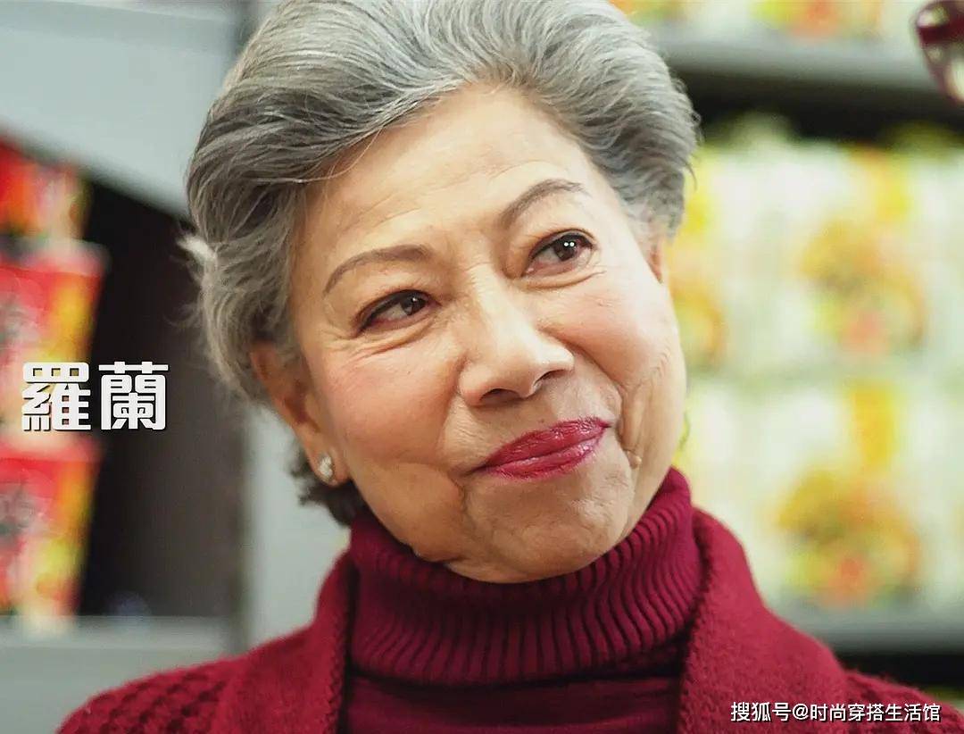 罗兰以令人惊叹的老年时尚示人：时尚而高雅的着装，自然老去的美丽