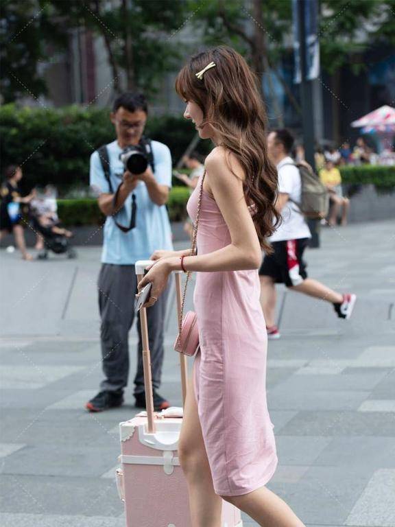 优雅时尚的粉色紧身吊带裙，简约设计带来大气魅力，完美修饰身形