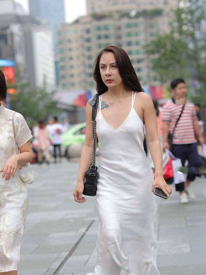 打造高级感穿搭：简洁优雅的白色连衣裙搭配高跟鞋