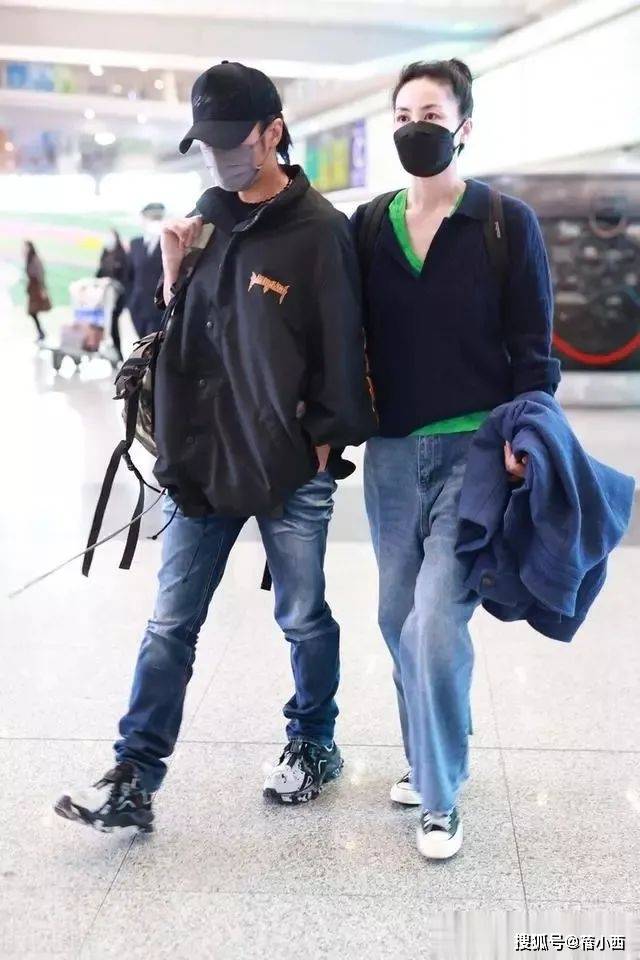 谢霆锋携王菲走机场！同穿休闲装+牛仔裤像小情侣，看不出差11岁