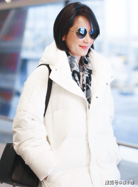 白色羽绒服打底裤：俞飞鸿将之带入时尚潮流，减龄又有型