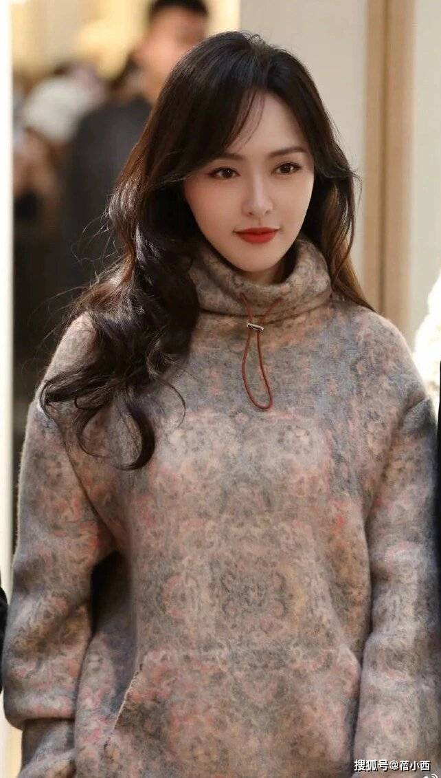 当《繁花》散落，唐嫣引领新时尚：毛衣+束脚裤火爆潮流