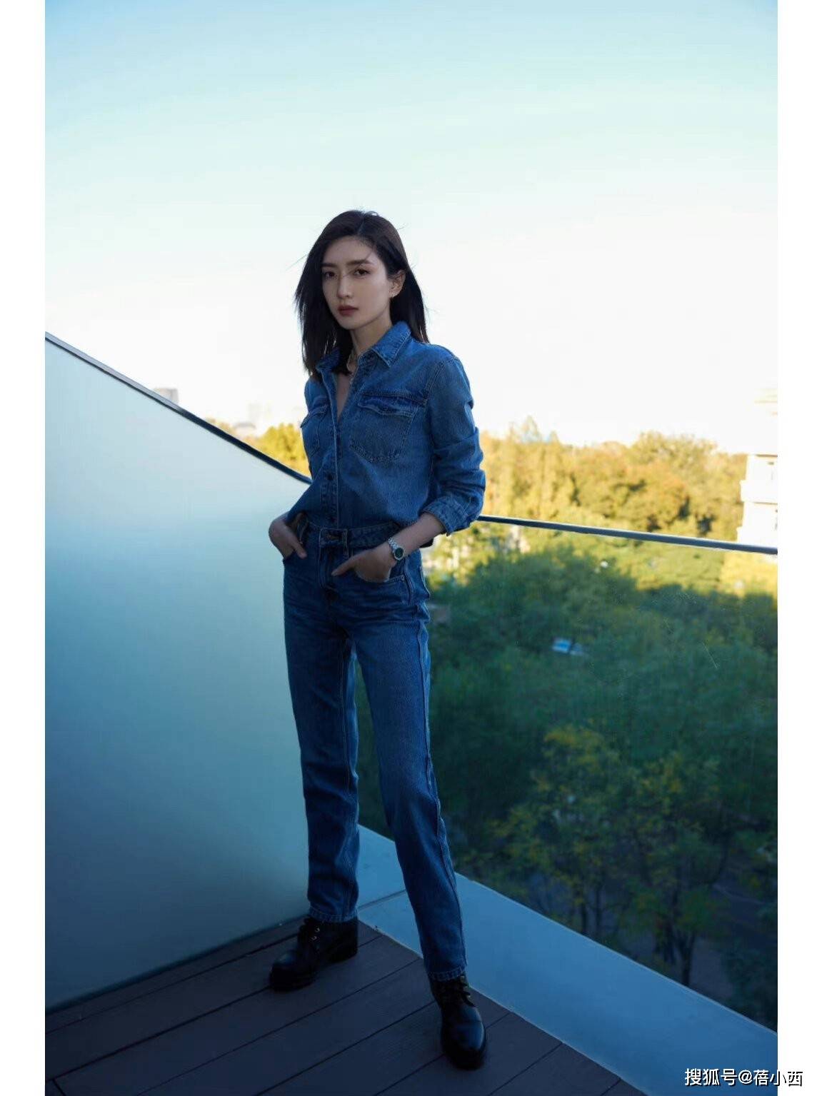 江疏影再度引领了极简搭配的潮流：经典牛仔装，时尚又有范儿