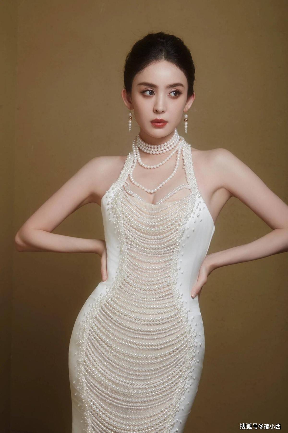 “古力娜扎”身材魅力十足！穿珍珠露背裙性感迷人，几乎“惊艳全场”