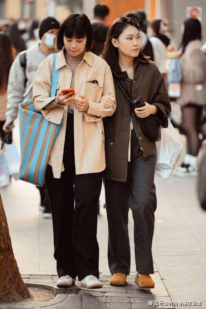 重申一次：春季外出时，不要搭配运动鞋和风衣！看看上海人这样穿有多时尚