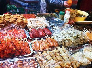 外国也有路边摊，看完觉得，中国的路边摊真的很丰盛！