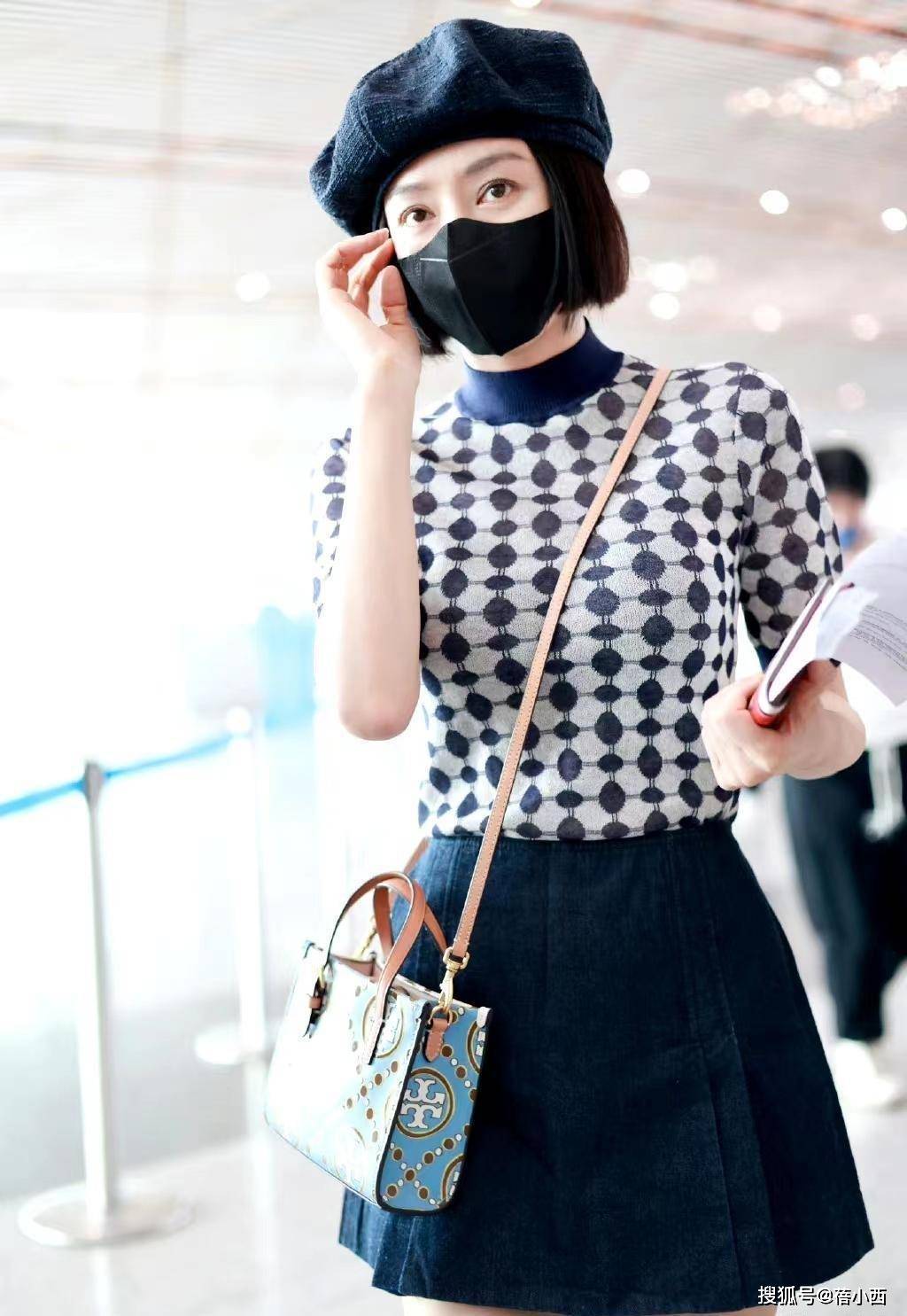 “秦岚”带火了一种新穿法：针织衫+短裙+贝雷帽，时髦洋气又减龄