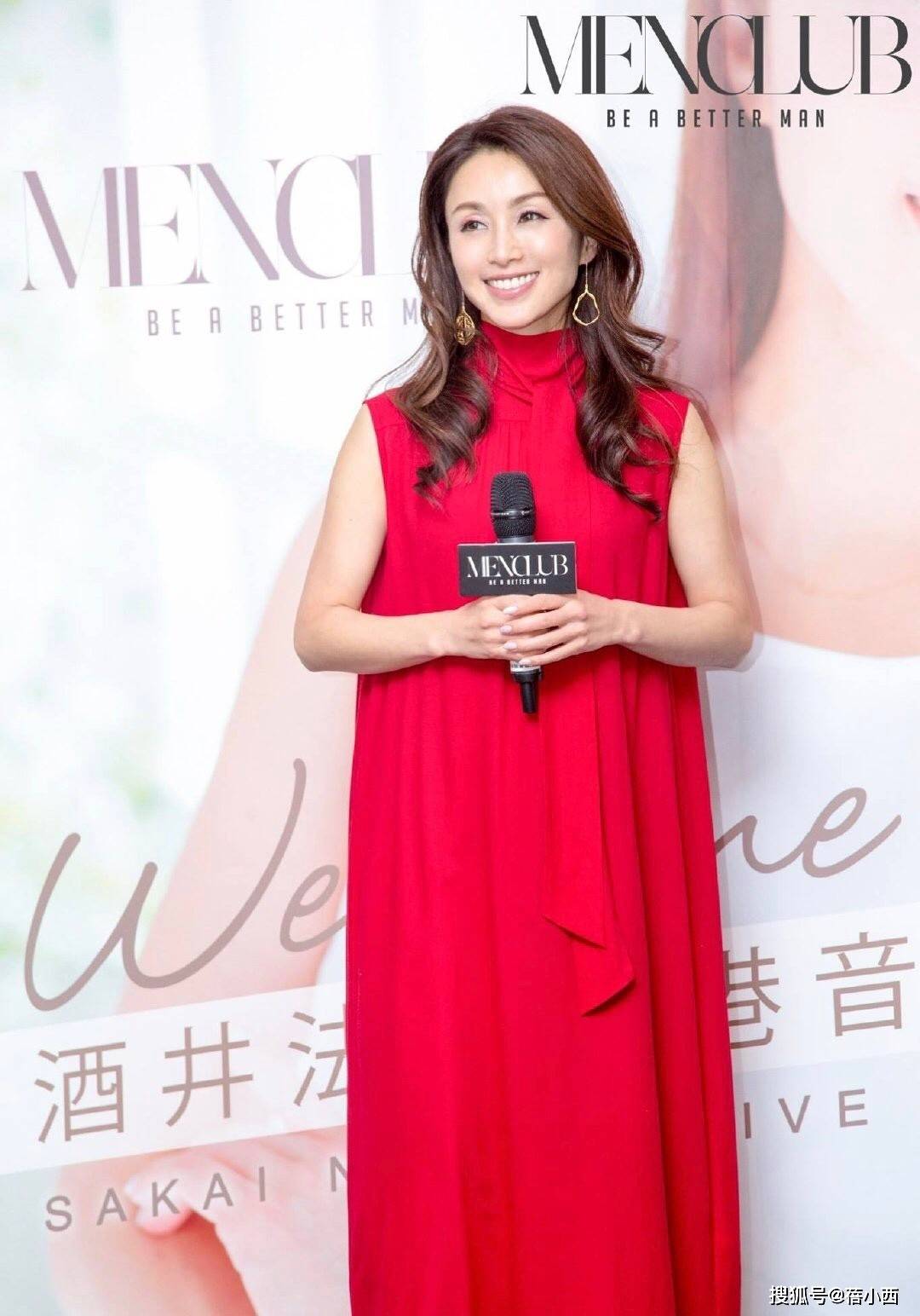 昔日的日本女神酒井法子，穿小红裙亮相高级大气，看着不像71年的