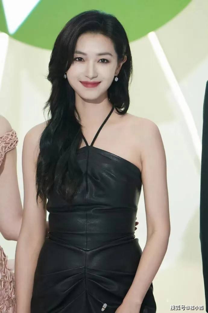 “万茜”换回长卷发像整容，穿吊带裙时髦又自信，不惜展露好身材
