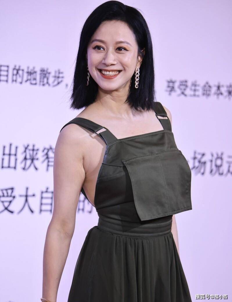 46岁倪虹洁也太勇了！直接真空穿背带裤拍照，惊艳程度超越传统美