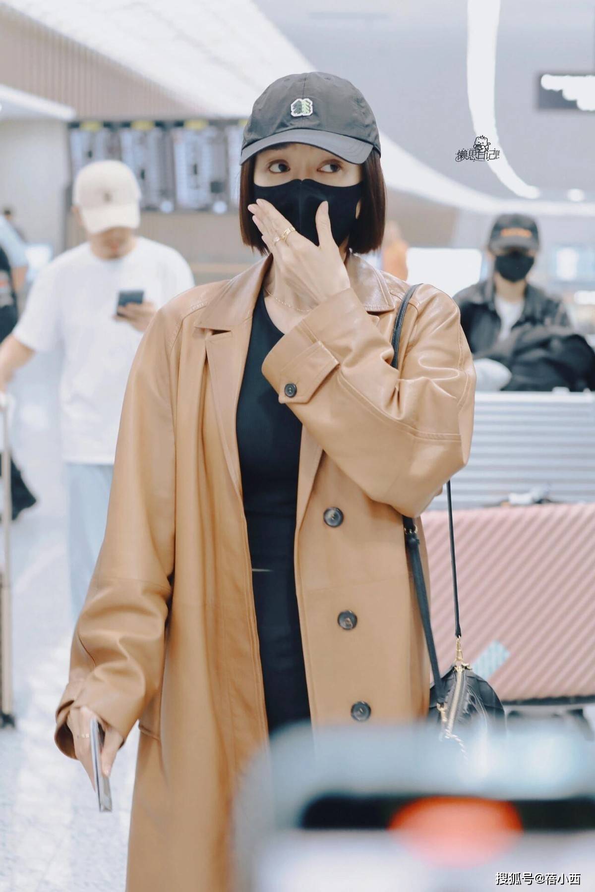 45岁秦岚又带火了美拉德穿搭：皮衣+打底衫+喇叭裤，高级又洋气