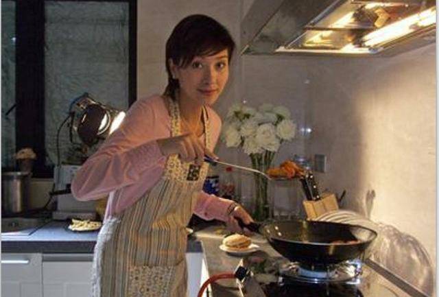 湖北42岁离婚女人晒一人食晚餐，朋友圈火了，网友：活通透了