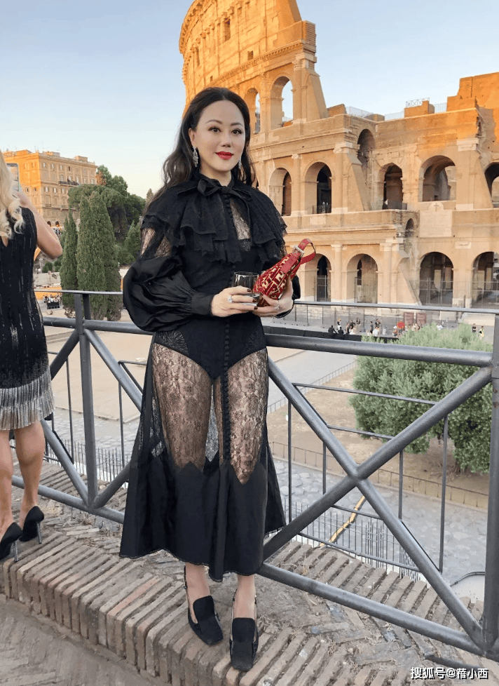 章小蕙在国外这么敢穿，一袭蕾丝裙显出尤物身材，完全没有大婶味