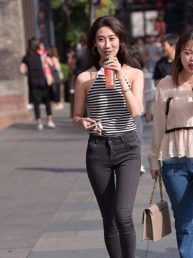 短裤挂脖吊带，女人味十足，这样搭配，也太时髦了吧