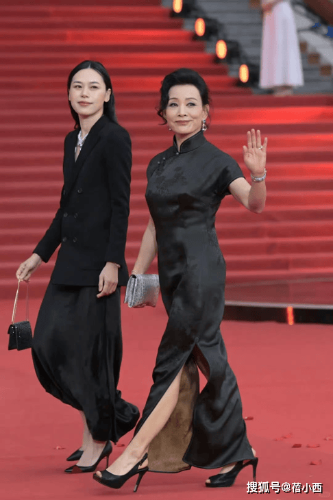 陈冲老了也要秀，穿黑色高开叉旗袍配恨天高，气质不输年轻人