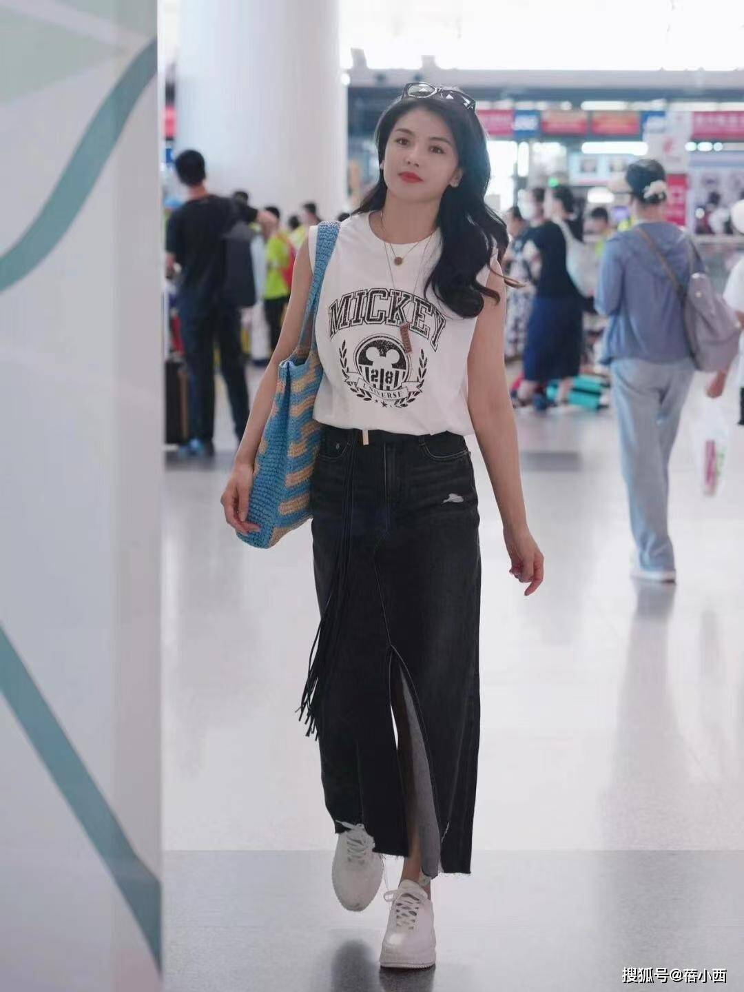 刘涛带火了夏日新穿搭：无袖T恤+牛仔裙+白鞋，美得像26岁