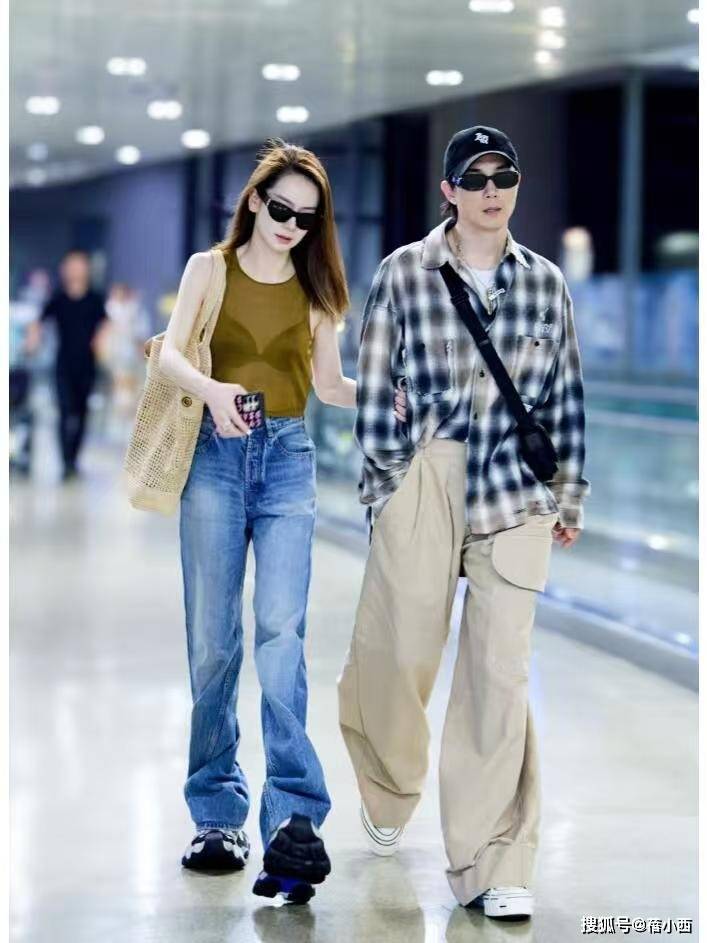 戚薇和李承铉走机场，一身休闲穿搭减龄洋气，俊男靓女十分养眼