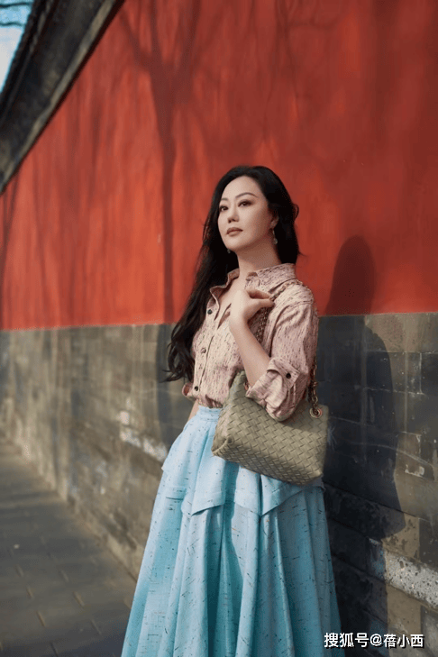 “人间富贵花”章小蕙太有魅力，穿衬衫配伞裙，带火了“微胖美”