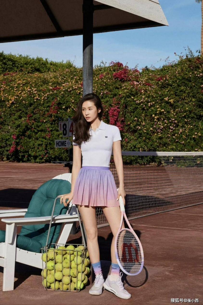 王子文又美出圈了，穿短袖+百褶裙+运动鞋活力满满，嫩得似少女