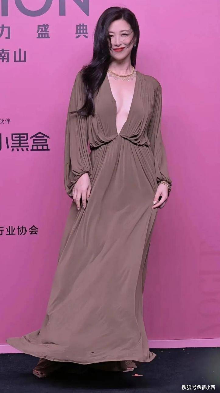 朱珠生娃后变成“大号水蜜桃”，穿深V裙太撩人，40岁又美又欲