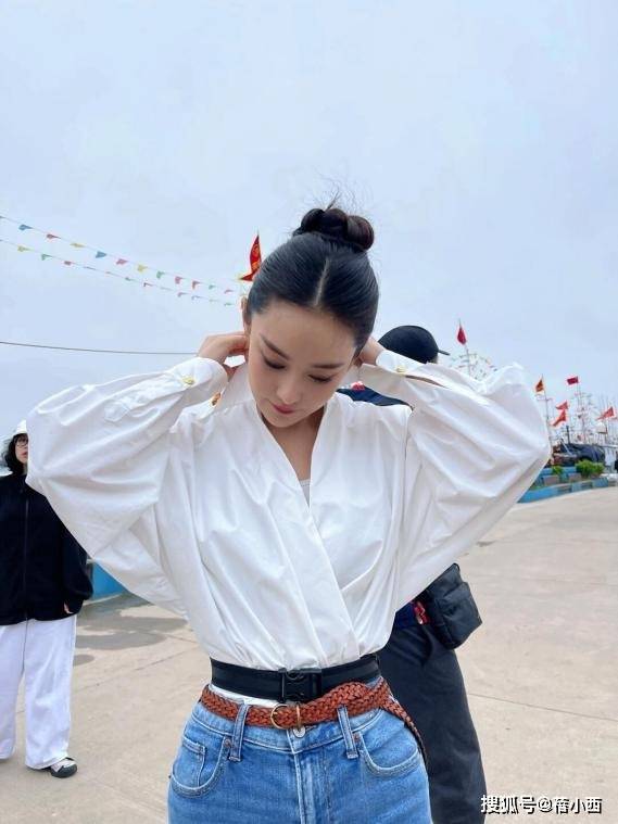 38岁张馨予太丰满，穿衬衫都兜不住好身材，军人老公眼光真好