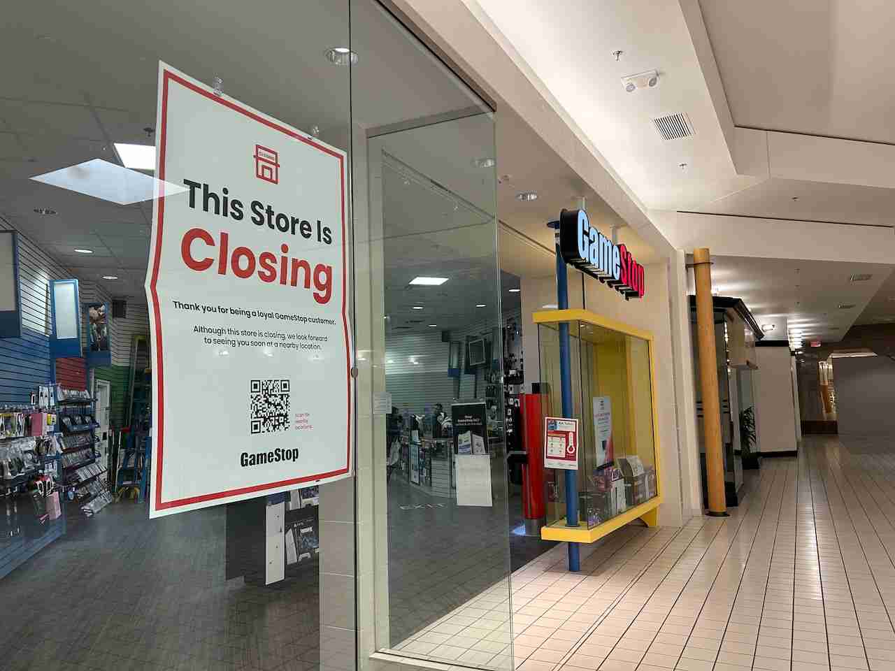 GameStop 2025年关店潮：转投比特币