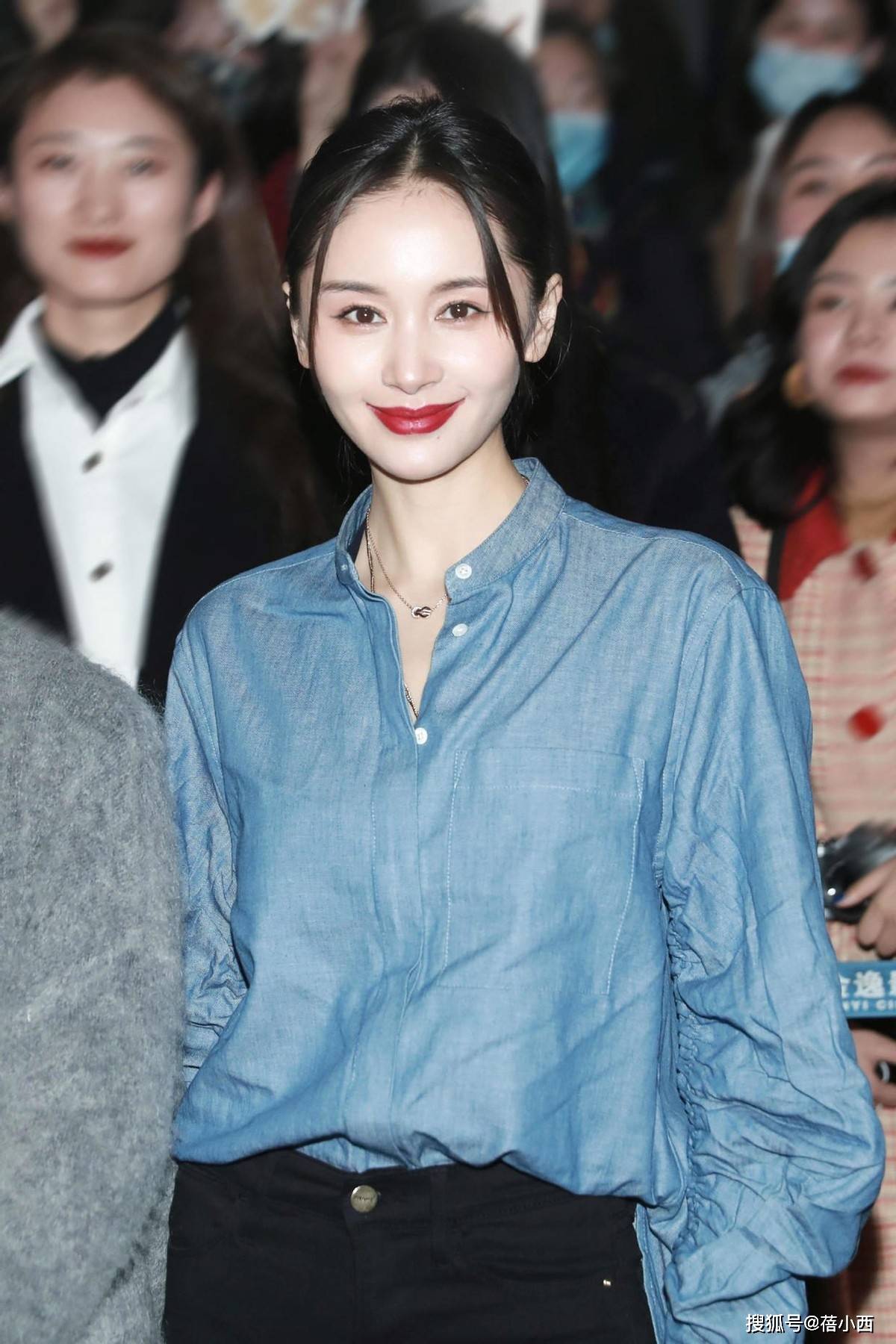 看了王子文穿搭，我悟了：牛仔裤不配背心、乐福鞋，才更高级洋气