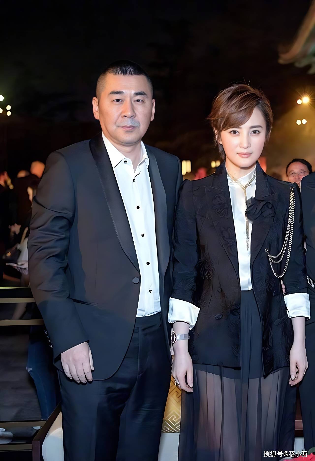 蒋勤勤与老公亮相，带火了一种新穿法：“上身去开会下身去夜店”