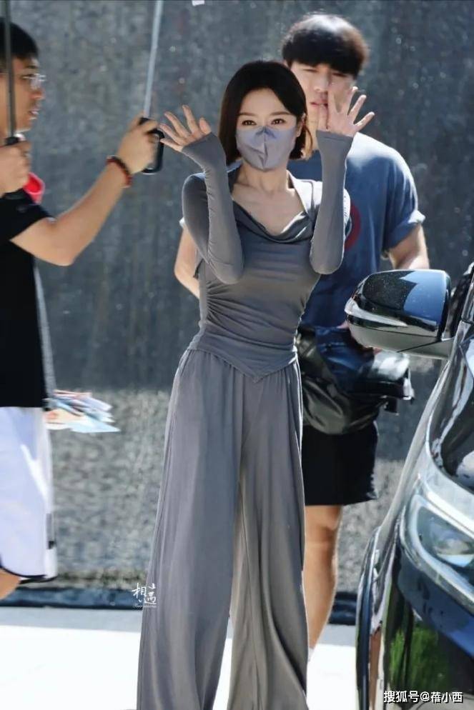 看了45岁秦岚的穿搭，我悟了：灰色不配亮色、白色，才更时髦减龄
