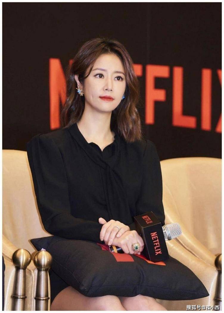 被林心如的上班图惊艳！穿“二分裙+丝袜”，怕走光要用抱枕挡住