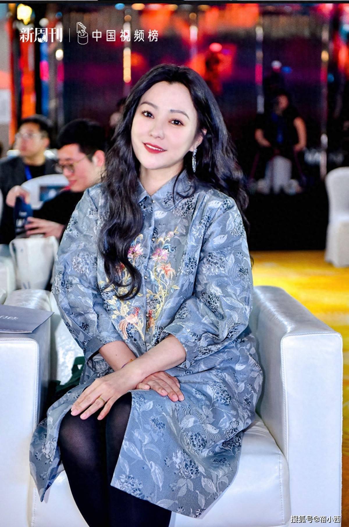 47岁郝蕾留回长发后像换了个人，穿新中式又美又高贵，差点认不出