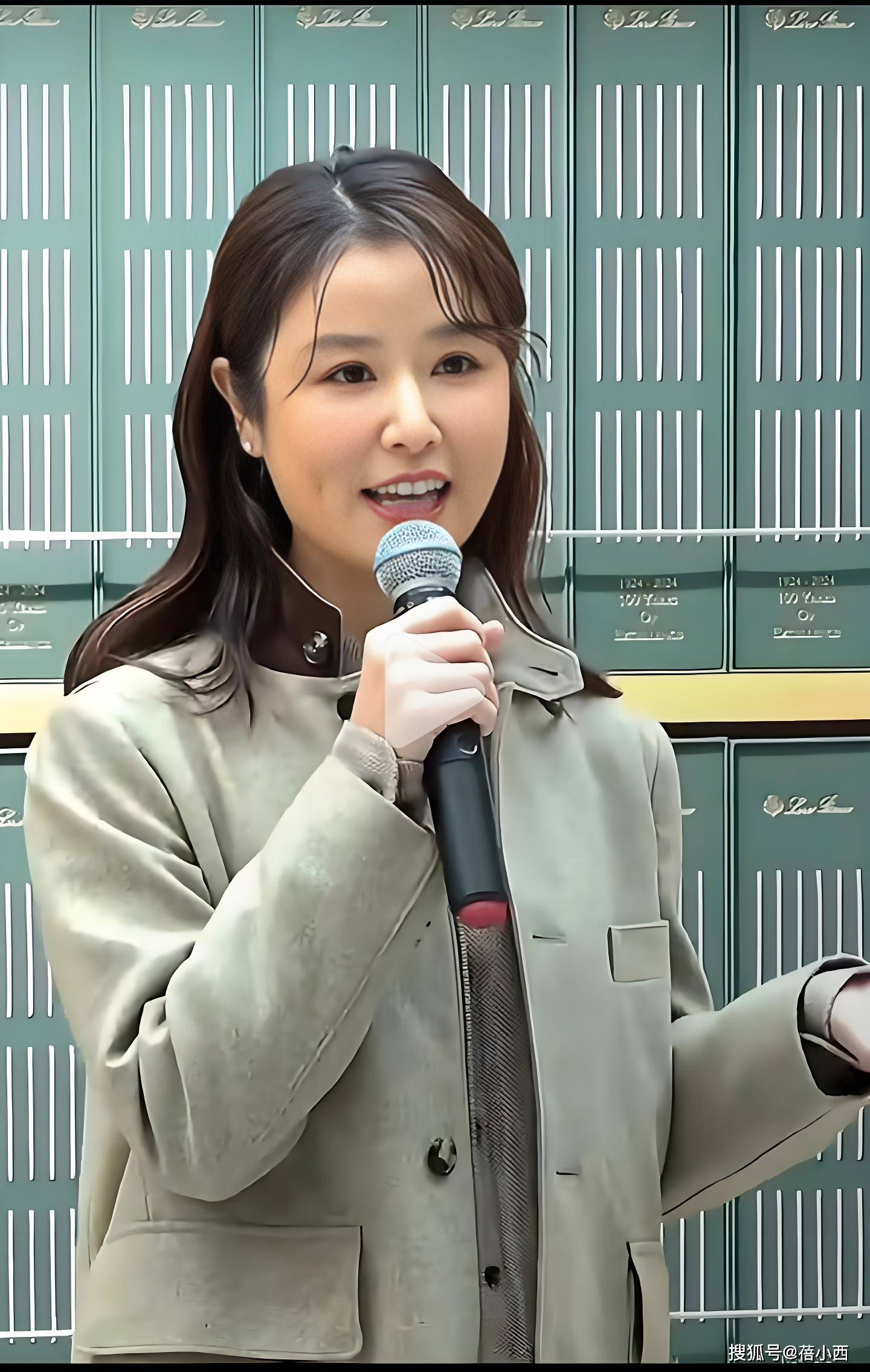 49岁林心如增肥后更漂亮，穿西装+阔腿裤好显贵，美到差点认不出