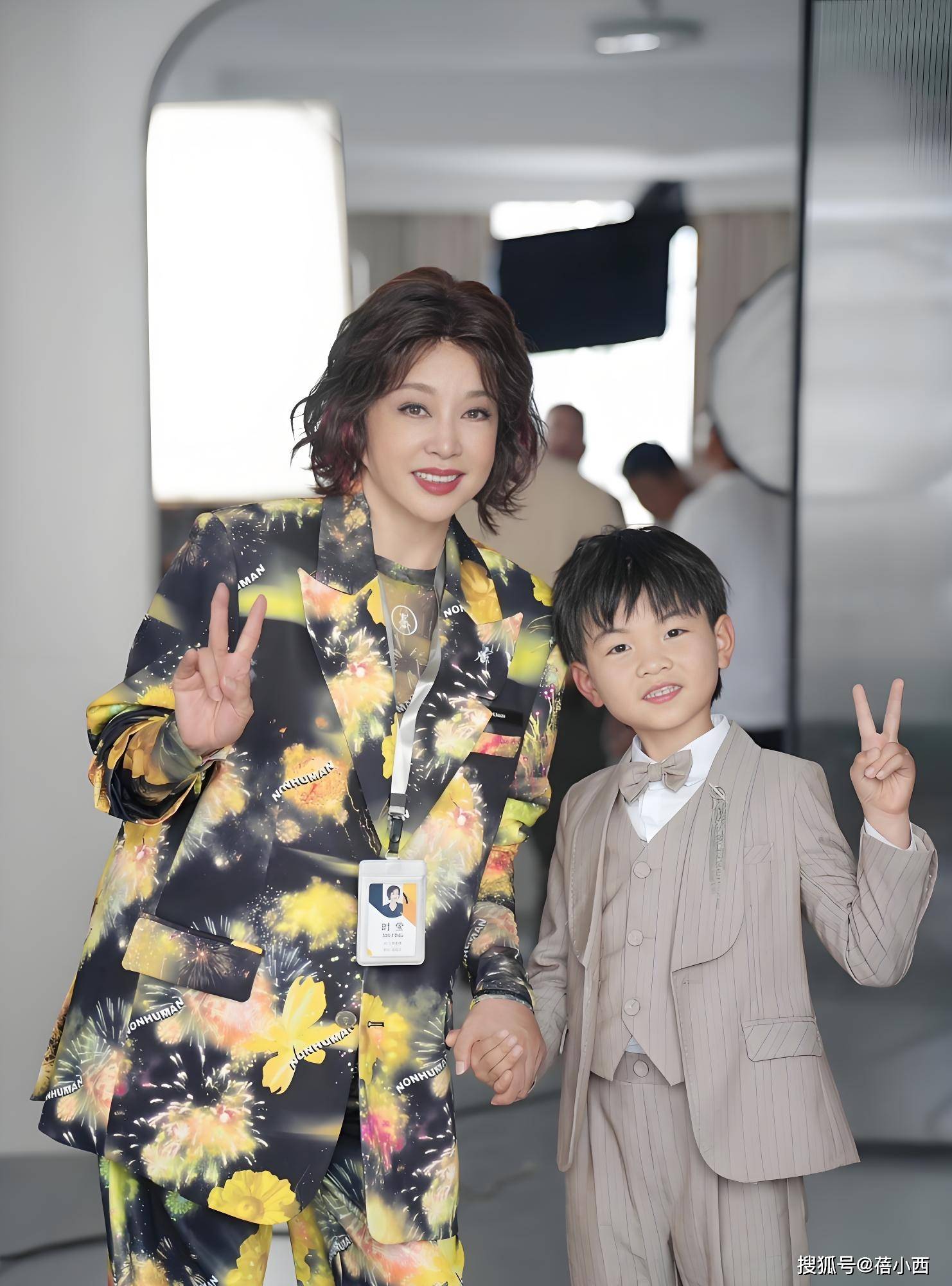 74岁刘晓庆新剪短发年轻35岁，穿花西装+阔腿裤，美得像换了个人