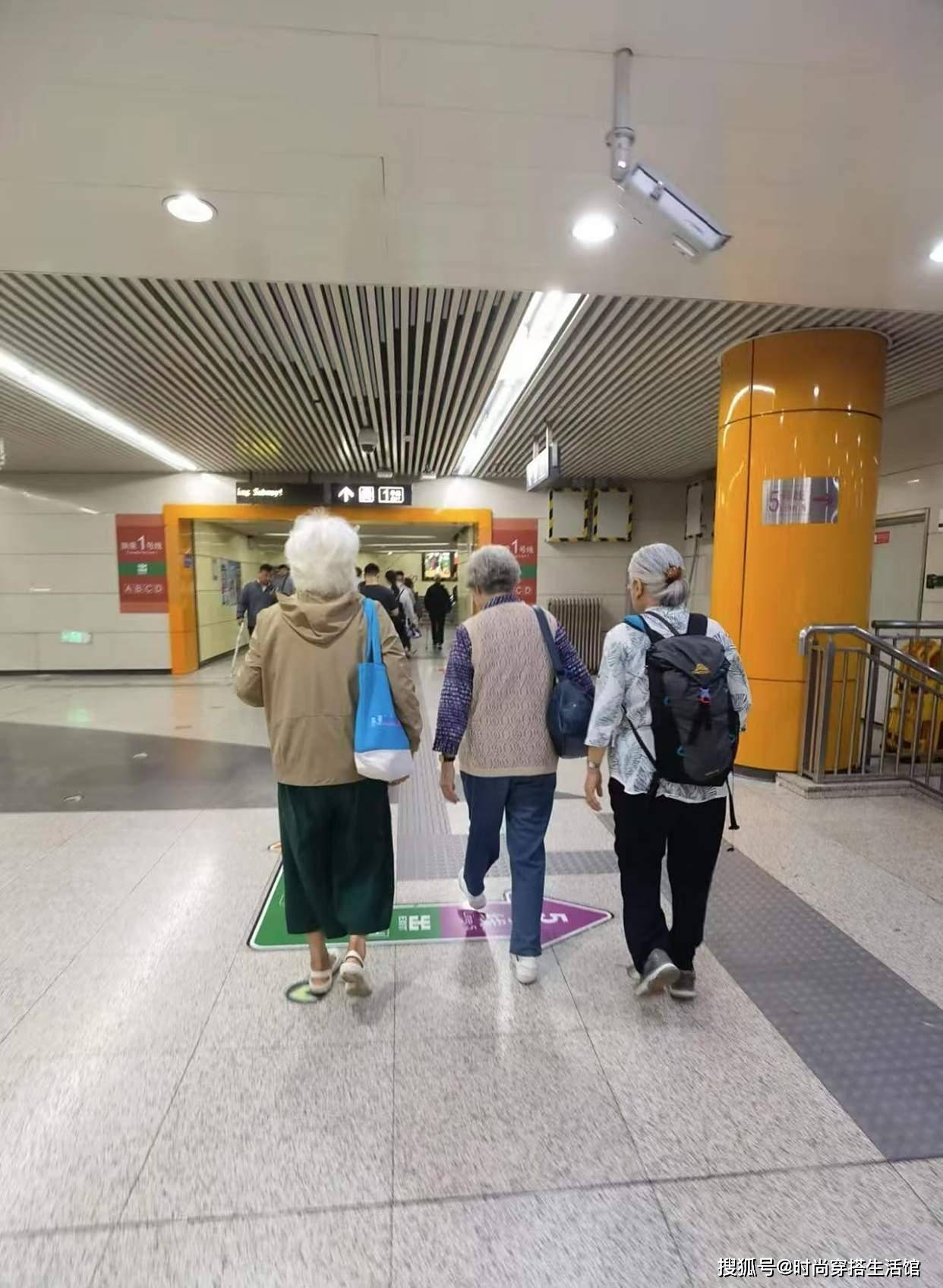 被上海地铁奶奶惊艳到了！白发不染、穿衣不花，却个个优雅又洋气