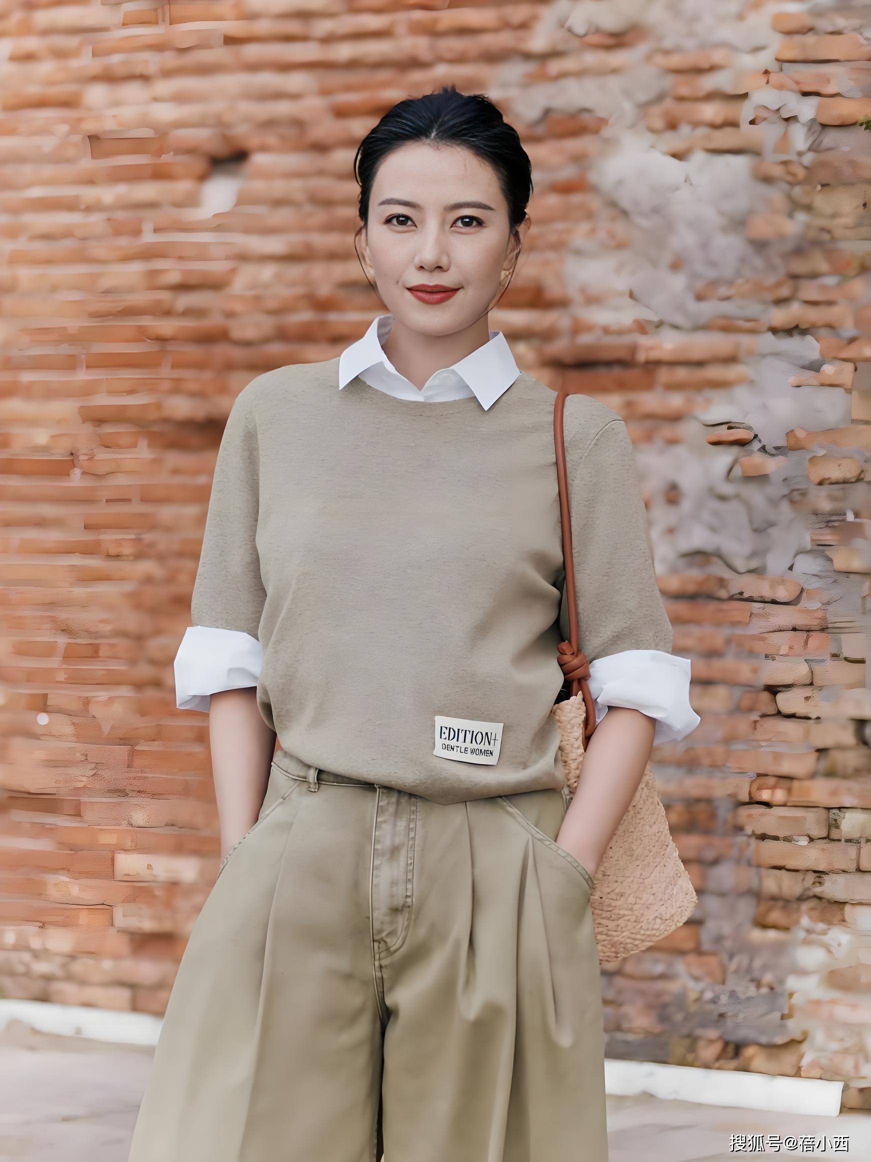 女人过了40岁，少穿牛仔裤+T恤，学“高圆圆”的穿搭，优雅又高级