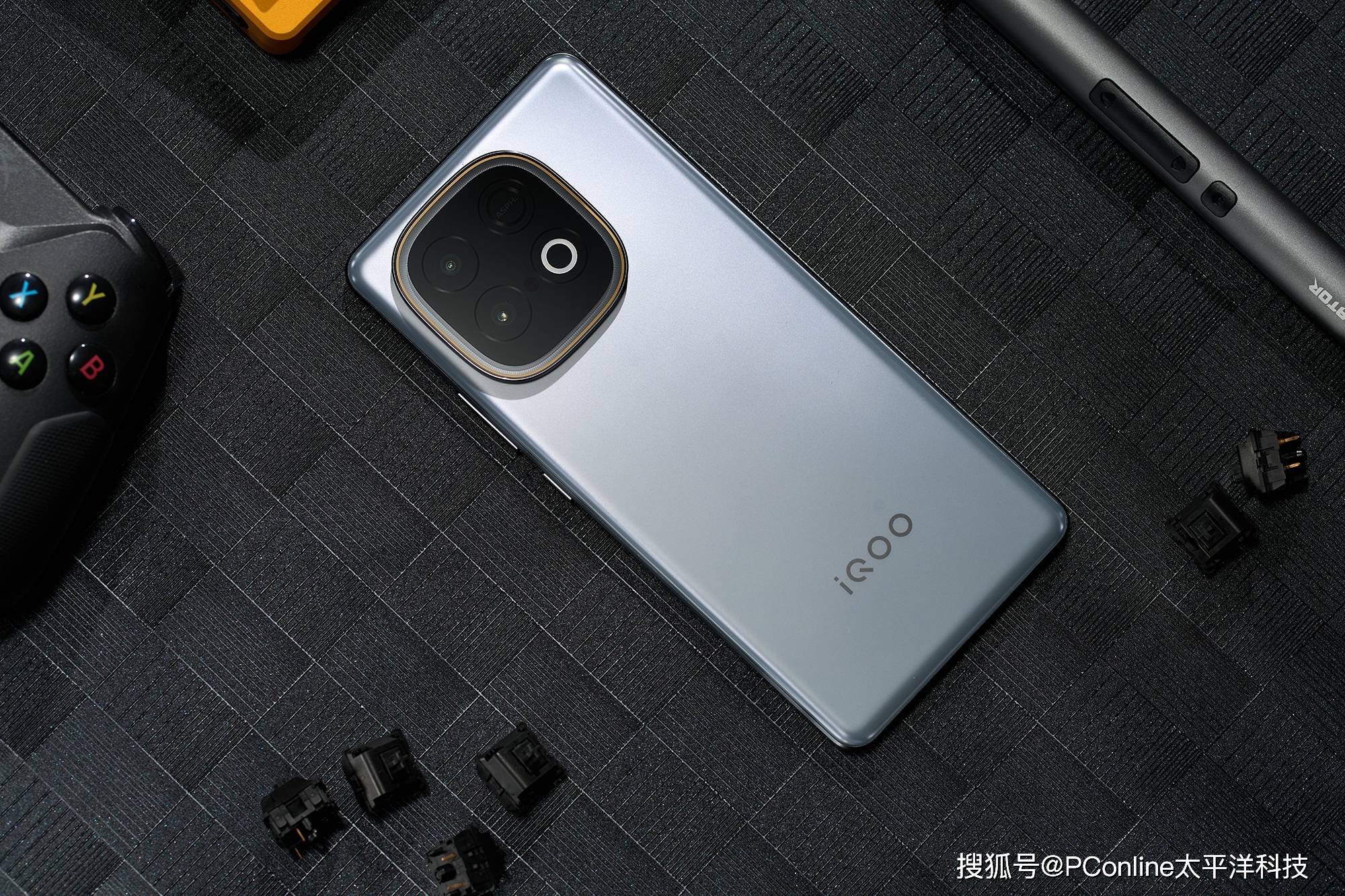 iQOO Z10 Turbo+：极地灰撞色美学，实力 “秒杀” 同档机型