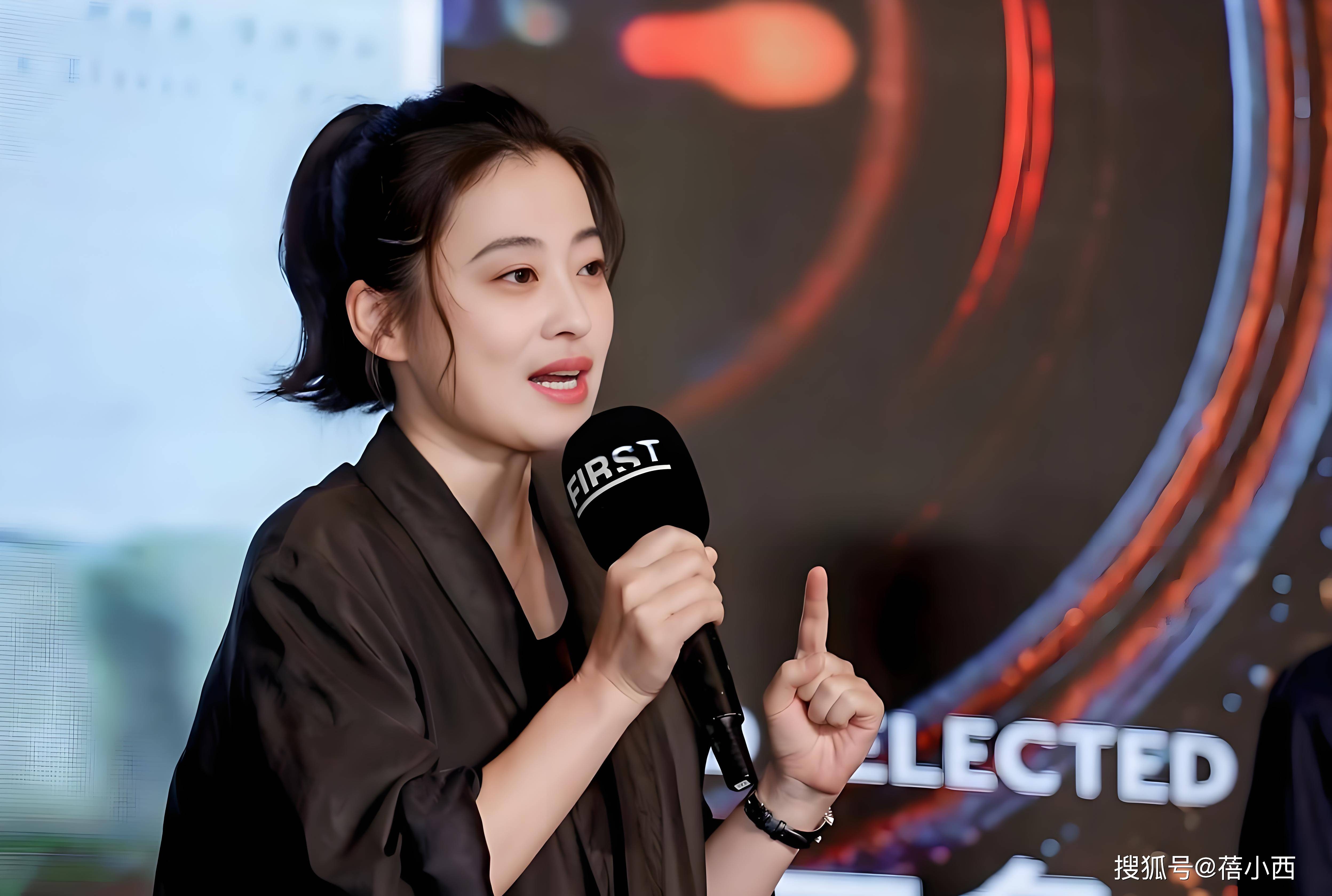 女人过了50岁，少穿牛仔裤+T恤，学“梅婷”的穿搭，优雅又高级