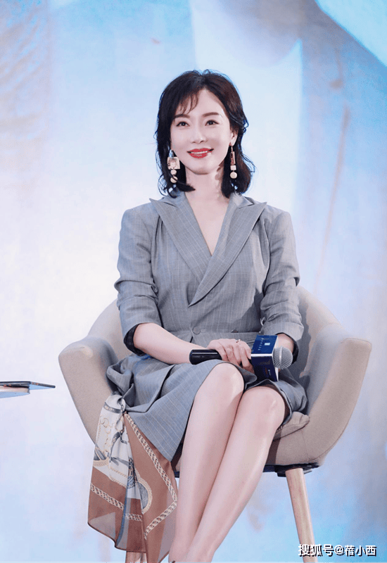 女人过了40岁，少穿牛仔裤+T恤，学“陈数”的穿搭，优雅又高级