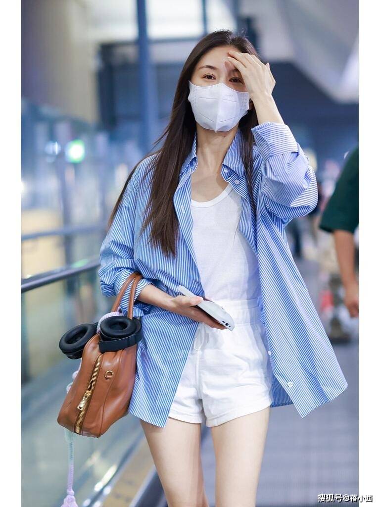 38岁王子文带火了一种初秋新穿法：衬衫+短裤+猫跟鞋，减龄又洋气